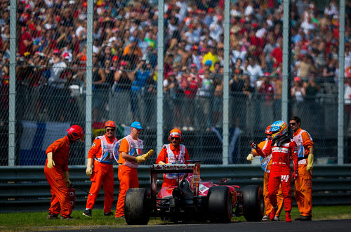 Fernando Alonso abandona en Italia con el F14-T