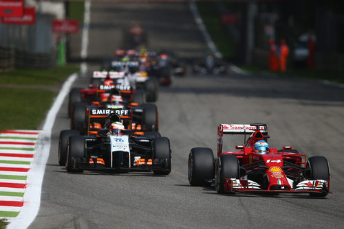 Fernando Alonso, por delante de Sergio Pérez en Monza