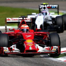 Kimi Räikkönen trata de mantener a raya a Bottas