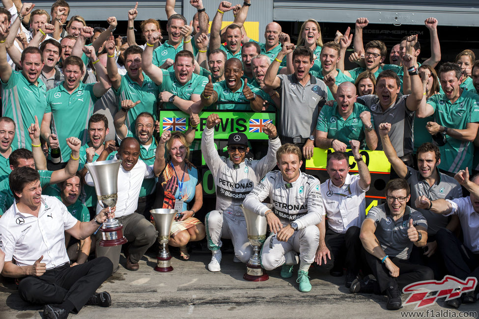 Mercedes celebra el doblete cosechado en Monza