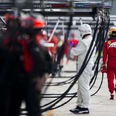 Fernando Alonso regresa a boxes tras abandonar en Monza