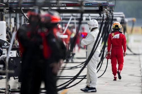 Fernando Alonso regresa a boxes tras abandonar en Monza