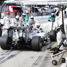 Lewis Hamilton para y coloca el compuesto duro