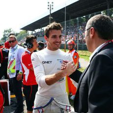 Jules Bianchi charla con Stefano Domenicali