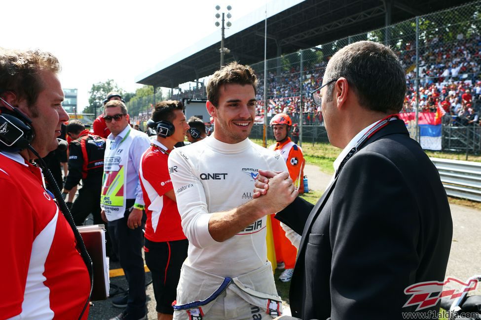 Jules Bianchi charla con Stefano Domenicali