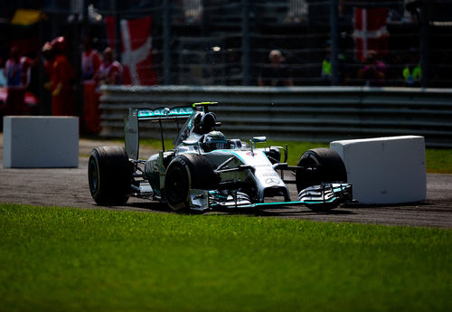 Nico Rosberg atraviesa la primera chicane de Monza