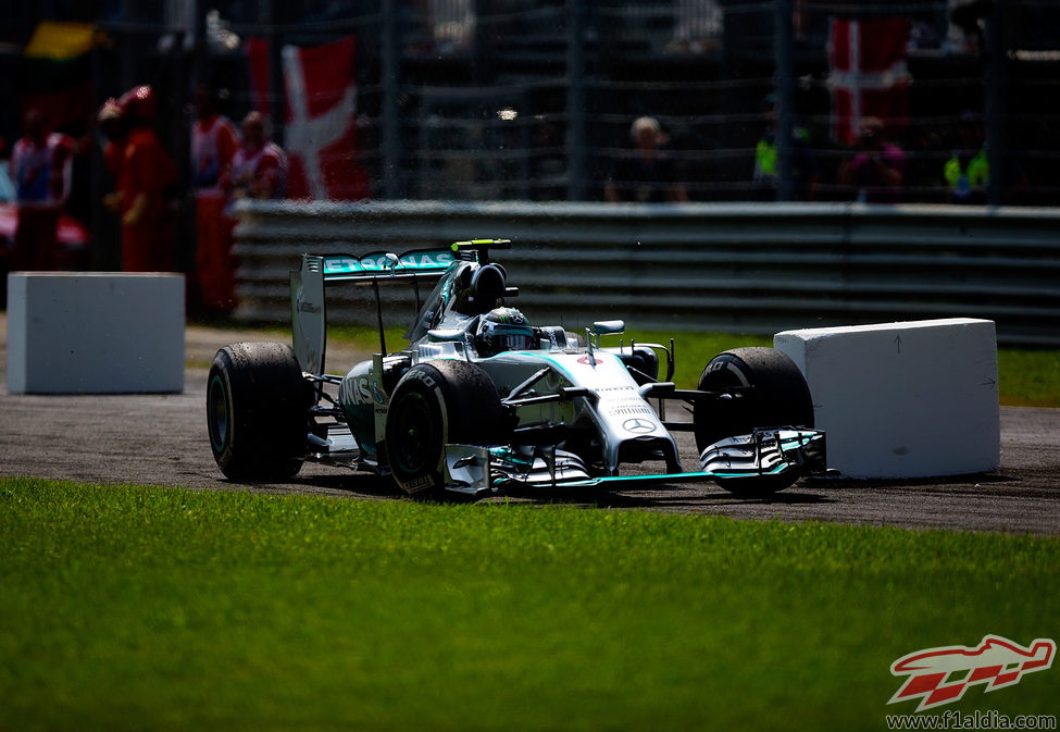 Nico Rosberg atraviesa la primera chicane de Monza