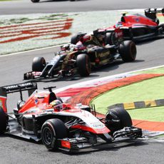 Jules Bianchi supera la primera chicane del trazado