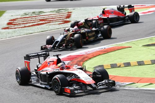 Jules Bianchi supera la primera chicane del trazado