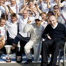 El equipo Williams celebra el podio de Felipe Massa