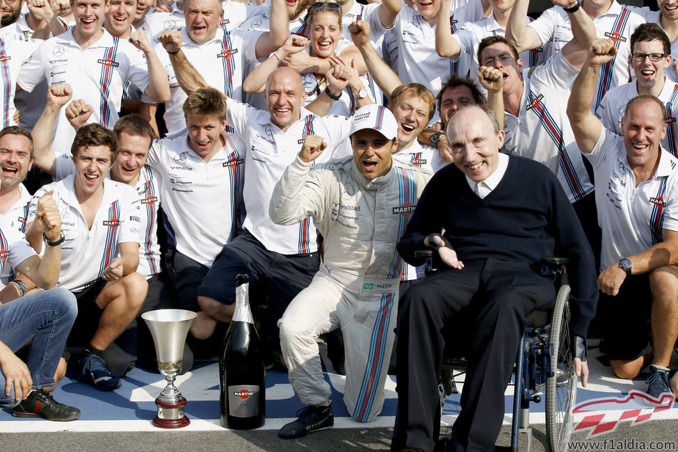 El equipo Williams celebra el podio de Felipe Massa