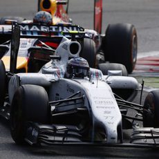 Valtteri Bottas pilota por delante de Sebastian Vettel