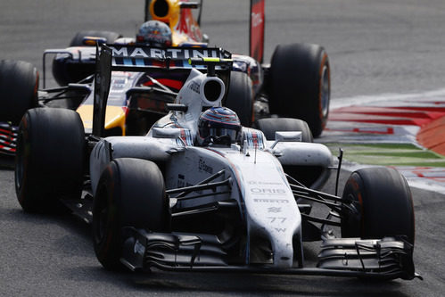 Valtteri Bottas pilota por delante de Sebastian Vettel