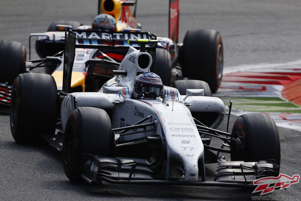 Valtteri Bottas pilota por delante de Sebastian Vettel