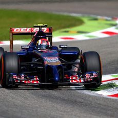 Daniil Kvyat pasando por la chicane