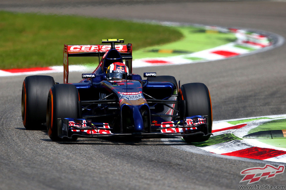 Daniil Kvyat pasando por la chicane