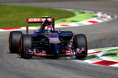 Daniil Kvyat pasando por la chicane