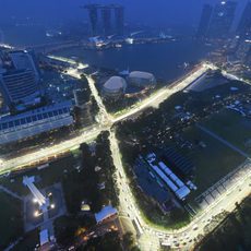 El circuito de Marina Bay se ilumina por la noche