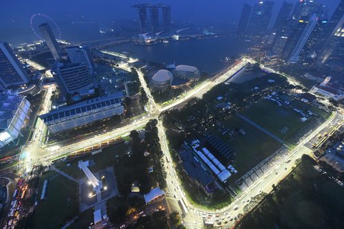 El circuito de Marina Bay se ilumina por la noche
