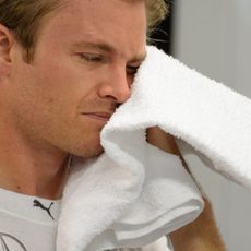 Nico Rosberg se seca el sudor tras los entrenamientos