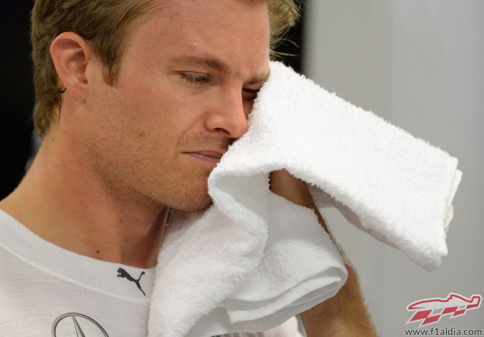 Nico Rosberg se seca el sudor tras los entrenamientos