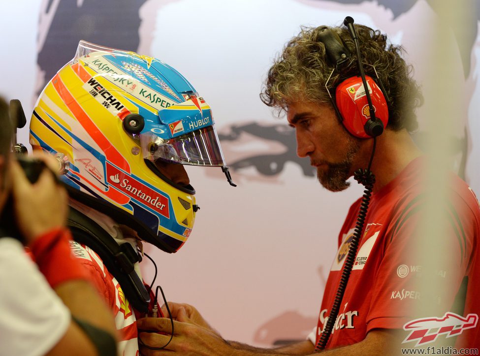 Fernando Alonso se prepara para disputar los L1 en Singapur