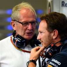 Helmut Marko y Christian Horner cuchichean en Singapur