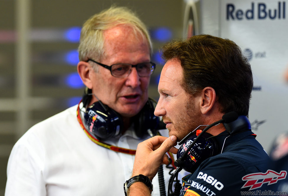 Helmut Marko y Christian Horner cuchichean en Singapur