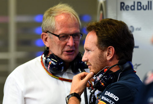 Helmut Marko y Christian Horner cuchichean en Singapur