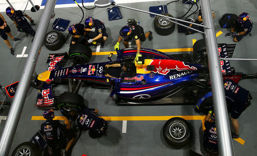 Red Bull practica un pit stop con el RB10