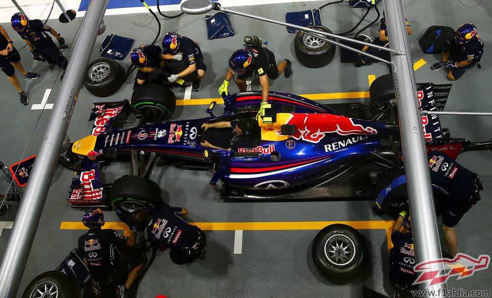 Red Bull practica un pit stop con el RB10