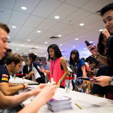 Firma de autógrafos para Daniil Kvyat