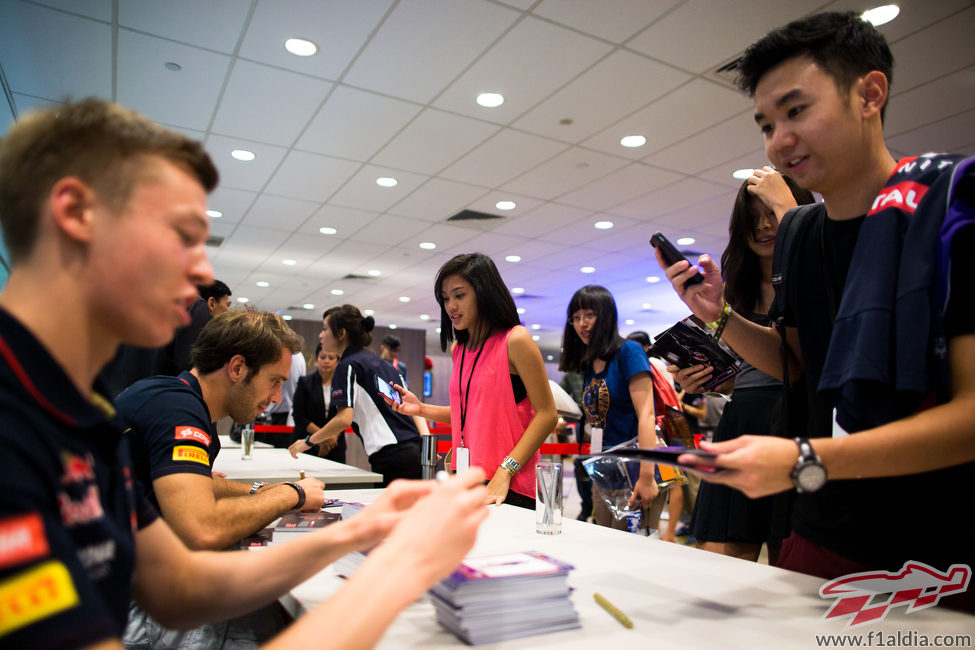 Firma de autógrafos para Daniil Kvyat