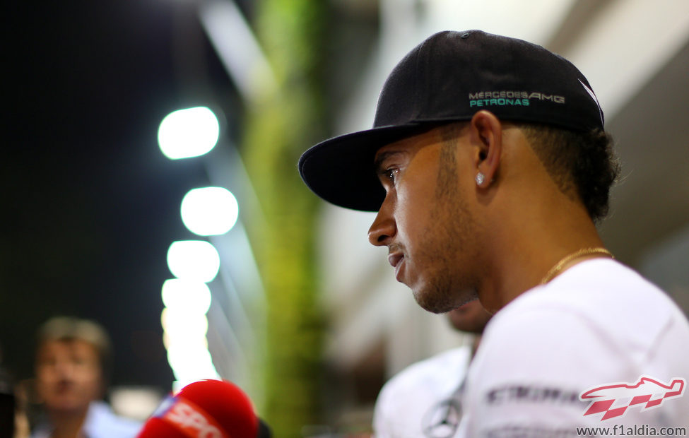Lewis Hamilton habla ante la prensa en Marina Bay
