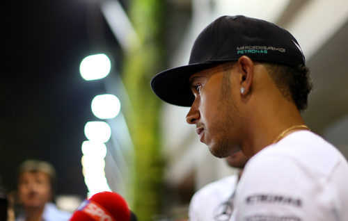 Lewis Hamilton habla ante la prensa en Marina Bay