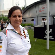 Monisha Kaltenborn, sonriente en Marina Bay