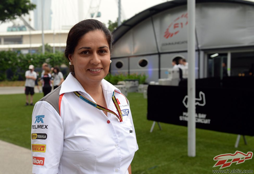 Monisha Kaltenborn, sonriente en Marina Bay