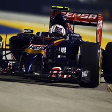 Daniil Kvyat rueda en el Marina Bay Street Circuit