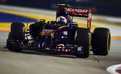 Daniil Kvyat rueda en el Marina Bay Street Circuit