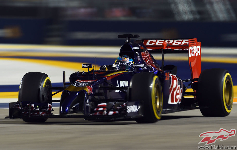 Jean Eric Vergne rueda en el Marina Bay Street Circuit