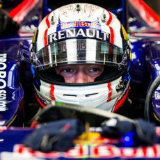 Daniil Kvyat aguarda en su monoplaza para volver a la pista