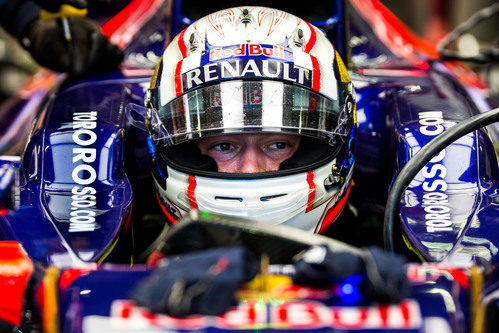 Daniil Kvyat aguarda en su monoplaza para volver a la pista