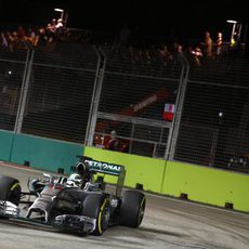 Lewis Hamilton toma la curva con el Mercedes