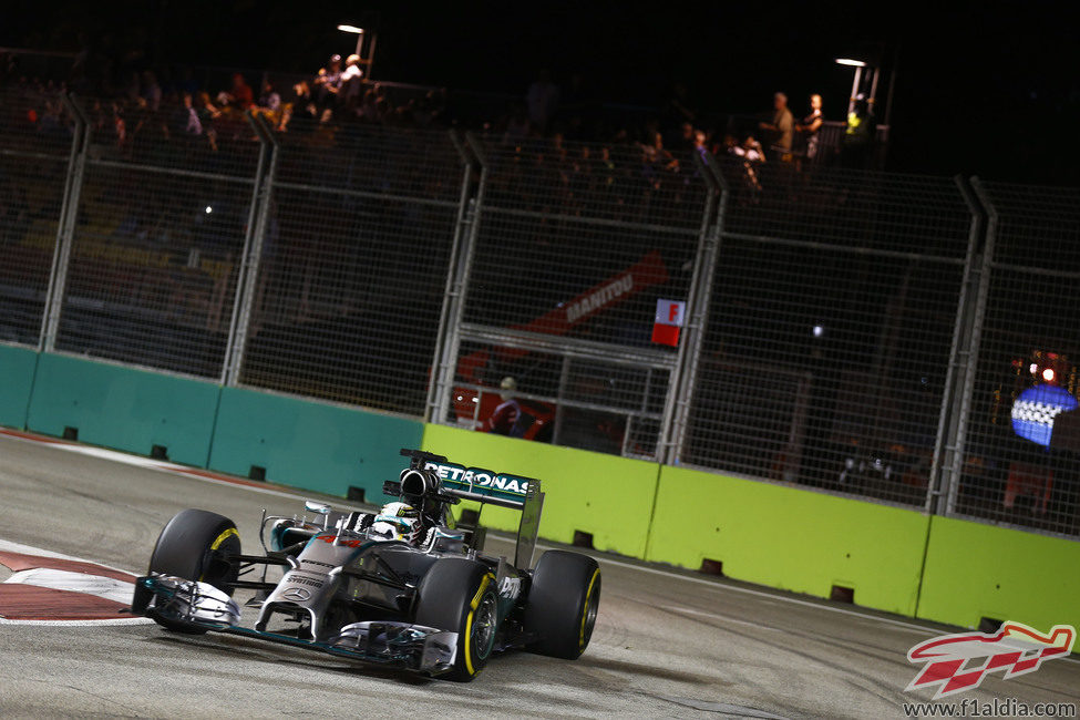 Lewis Hamilton toma la curva con el Mercedes