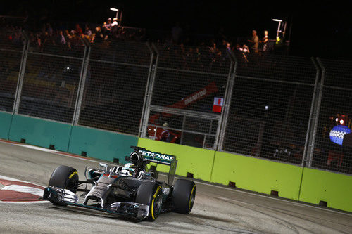 Lewis Hamilton toma la curva con el Mercedes