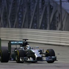 Hamilton durante los libres del GP de Singapur 2014