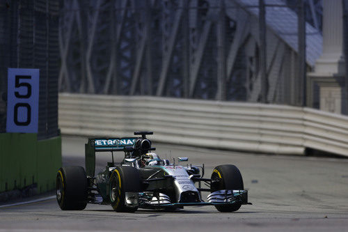 Hamilton durante los libres del GP de Singapur 2014