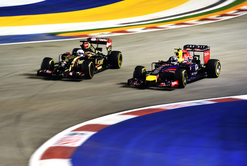Romain Grosjean superando a Daniel Ricciardo en los Libres 2