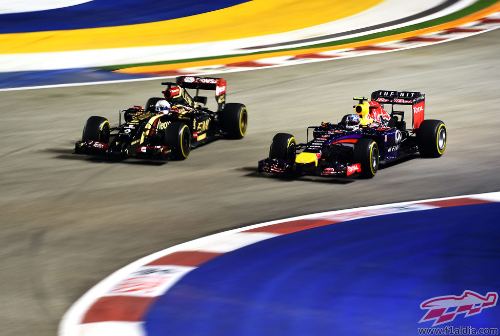 Romain Grosjean superando a Daniel Ricciardo en los Libres 2