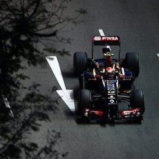 Pastor Maldonado rodando bajo la noche en Singapur